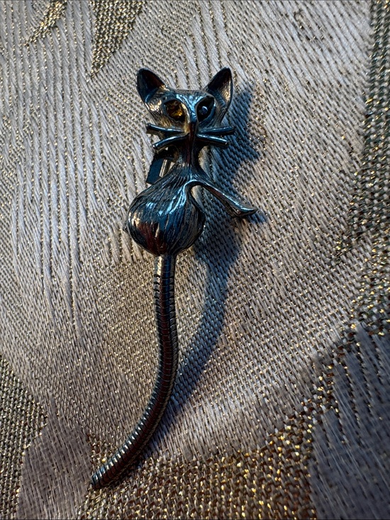 Source Unknown Jewelry - Vintage Cat Brooch Pin - Whimsical Tail Design